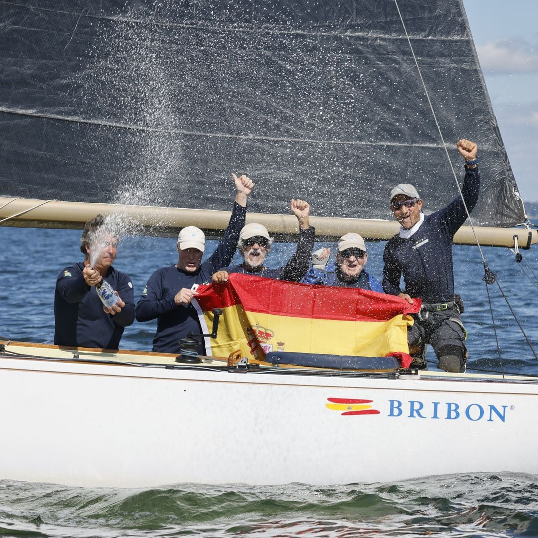 El rey Juan Carlos revalida su título de campeón del mundo de vela a los 87 años, acompañado por la infanta Elena