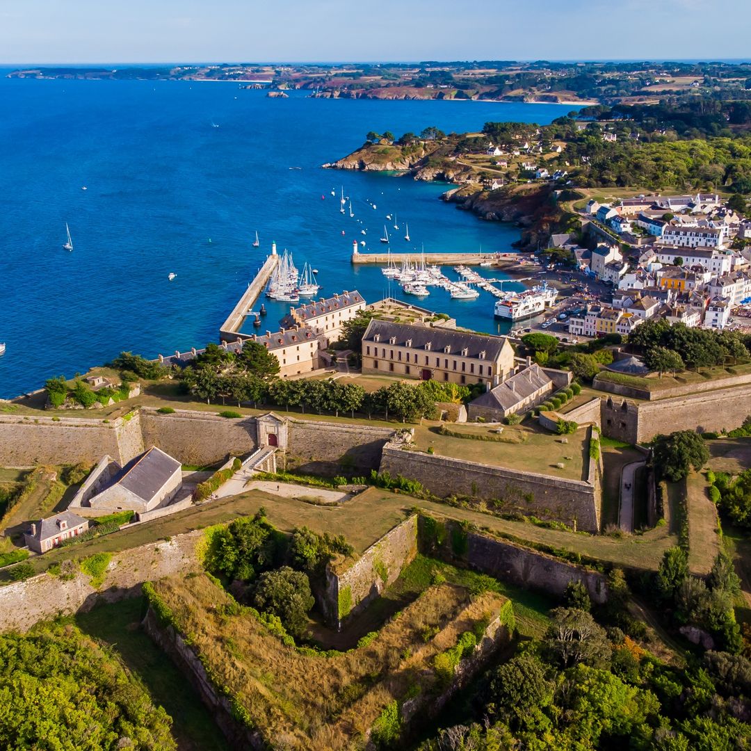 La isla francesa de playas turquesa que enamoró a Monet y que Francia recuperó a cambio de Menorca