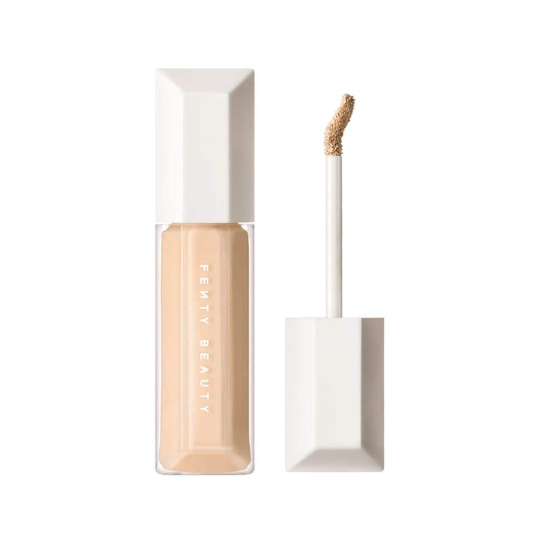 We're Even, de Fenty Beauty (31 euros), es un corrector hidratante de larga duración y disponible en 50 tonos diferentes con una cobertura media e ingredientes que combaten los signos de fatiga como los extractos de árbol de seda persa o higo chumbo. 