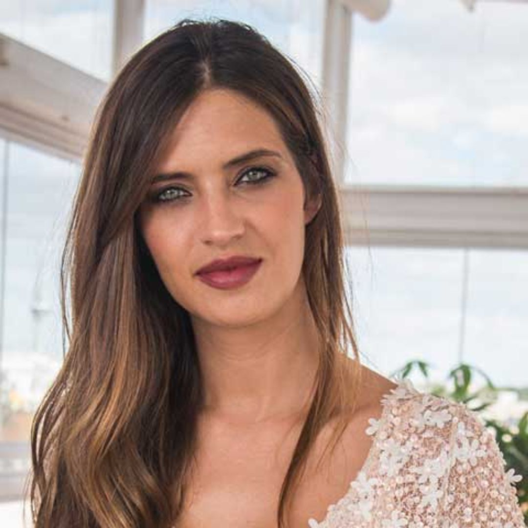Dos clones 'low cost' de la camisa con la que Sara Carbonero arrasa en Moscú