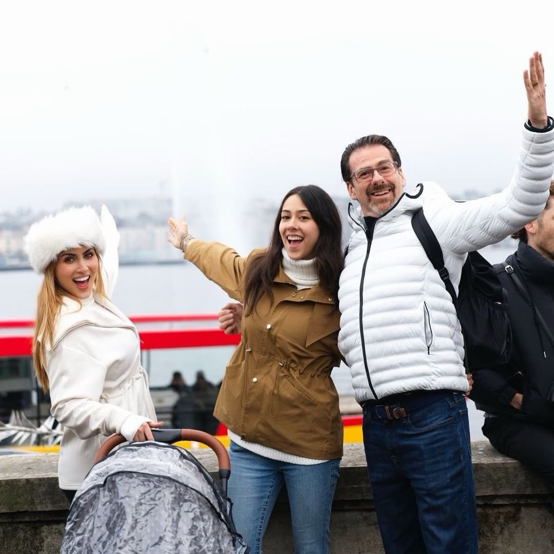 La hija de Eduardo Videgaray acapara miradas en las fotos del primer viaje familiar de su hermanito