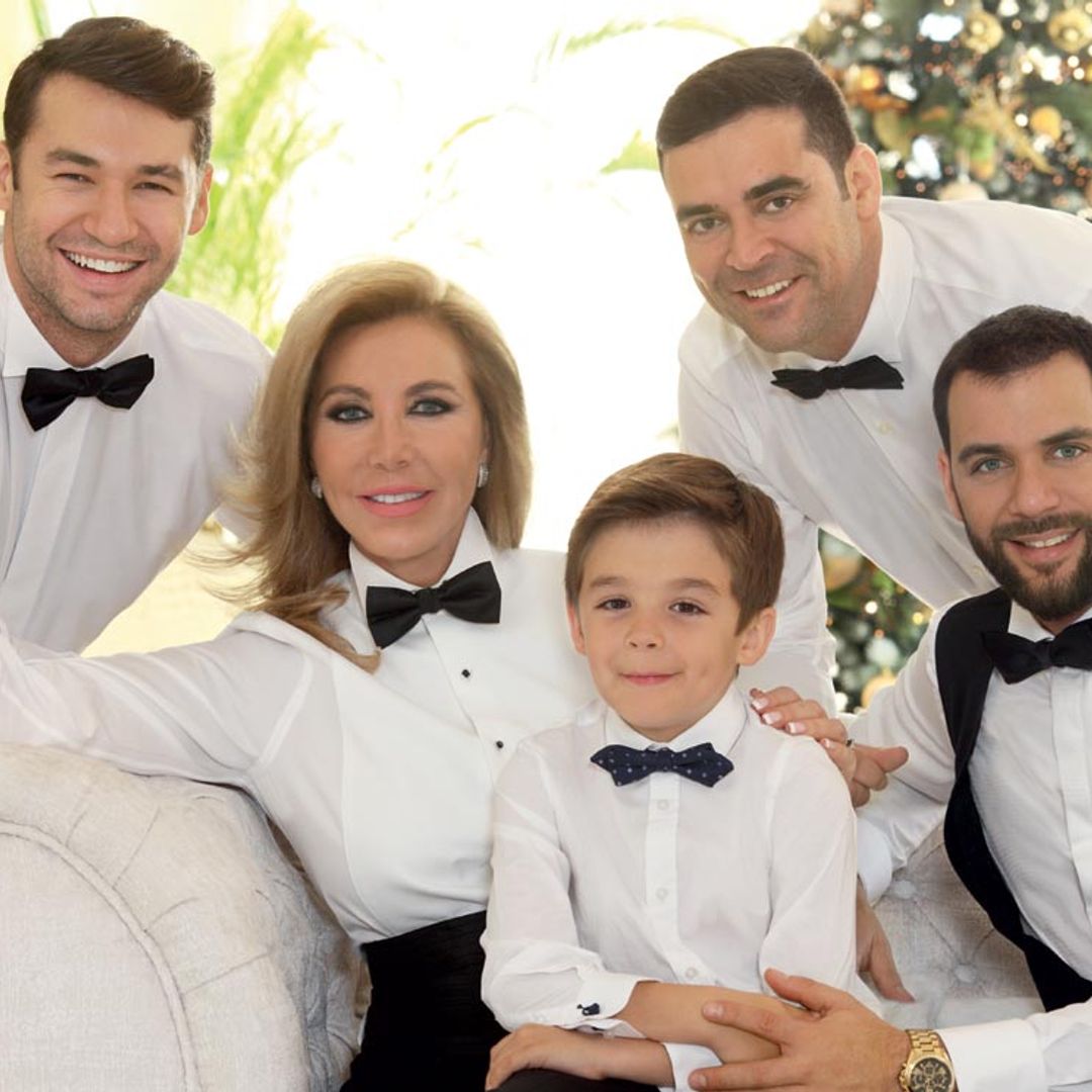 Exclusiva en ¡HOLA!, Norma Duval posa por primera vez en casa con sus tres hijos y su nieto