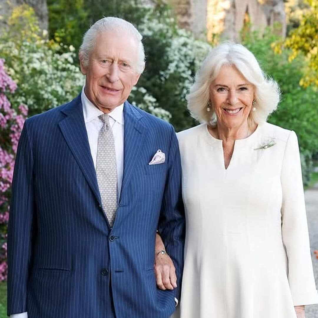 El rey Carlos III y la reina Camilla inician los festejos de su 20° aniversario de bodas con nuevos retratos
