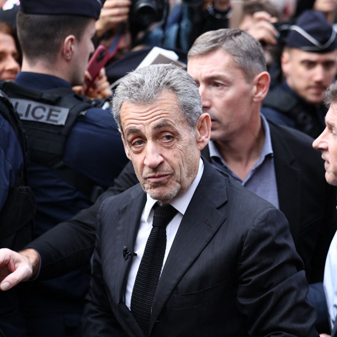 Nicolas Sarkozy triunfa con su libro ‘Diario de un prisionero’, mientras Carla Bruni lo acompaña desde la distancia