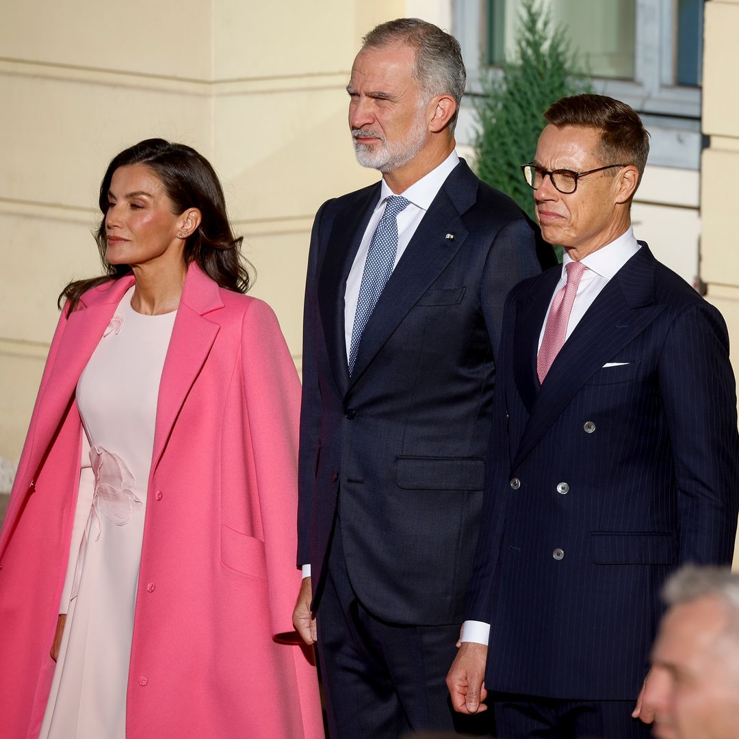 Los reyes Felipe y Letizia, recibidos en Helsinki por Alexander Stubb y su esposa en directo: la bienvenida en el imponente Palacio Presidencial