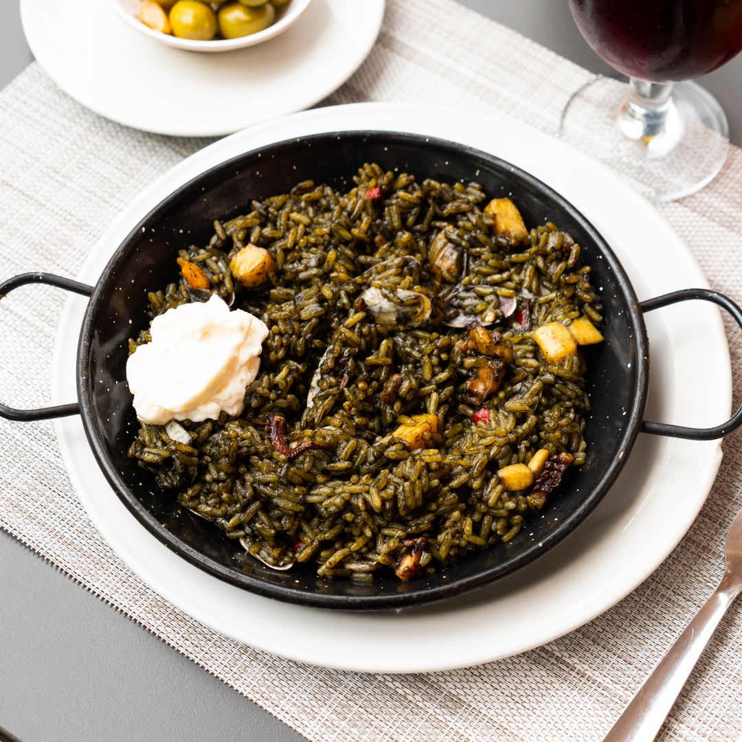 Arroz negro con sepia: el clásico marinero fácil y lleno de sabor para triunfar en casa