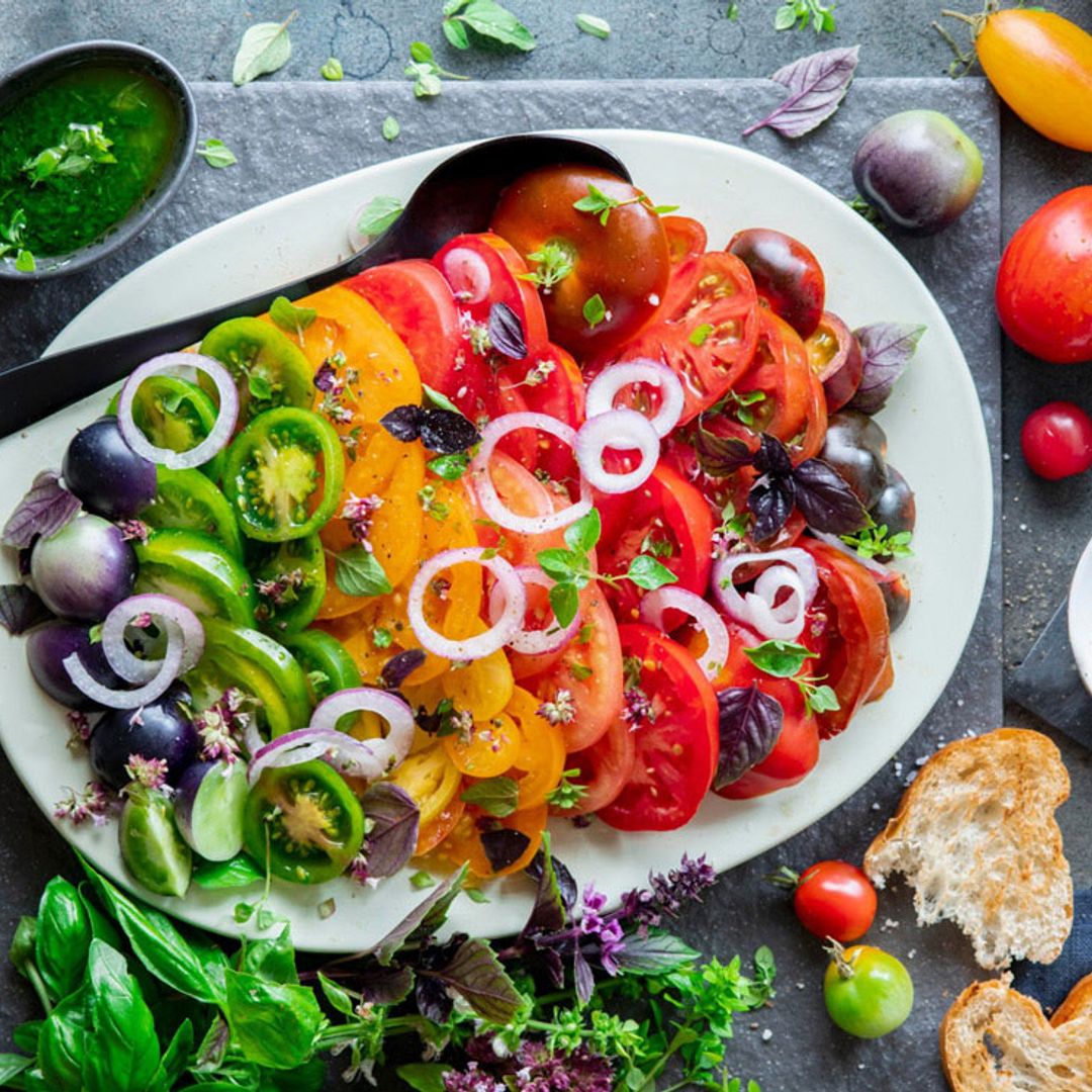 Ensalada 'arcoiris' de tomate con aceite de hierbas