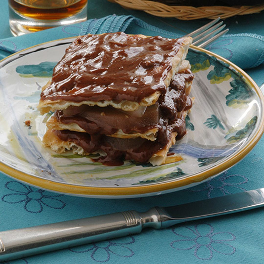 Milhojas de 'brownie' de chocolate con avellanas, una receta original y muy vistosa