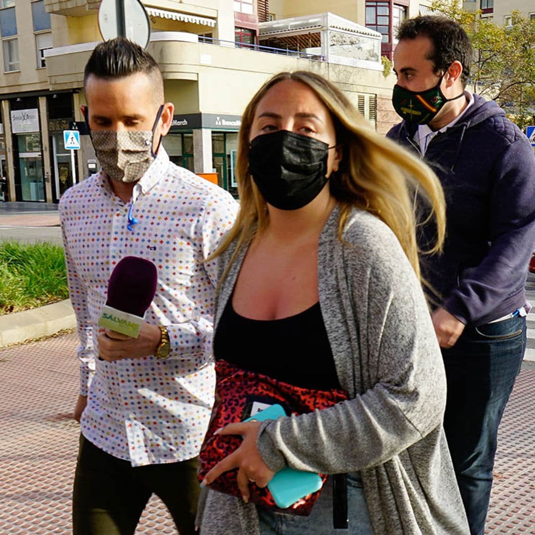 Rocío Flores, visiblemente cansada, llega a casa de Antonio David en medio de una gran expectación