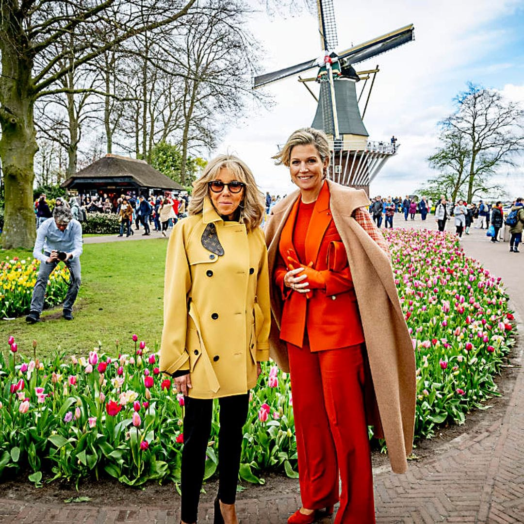 La buena sintonía entre la reina Máxima y Brigitte Macron entre tulipanes y en una cita con el recuerdo