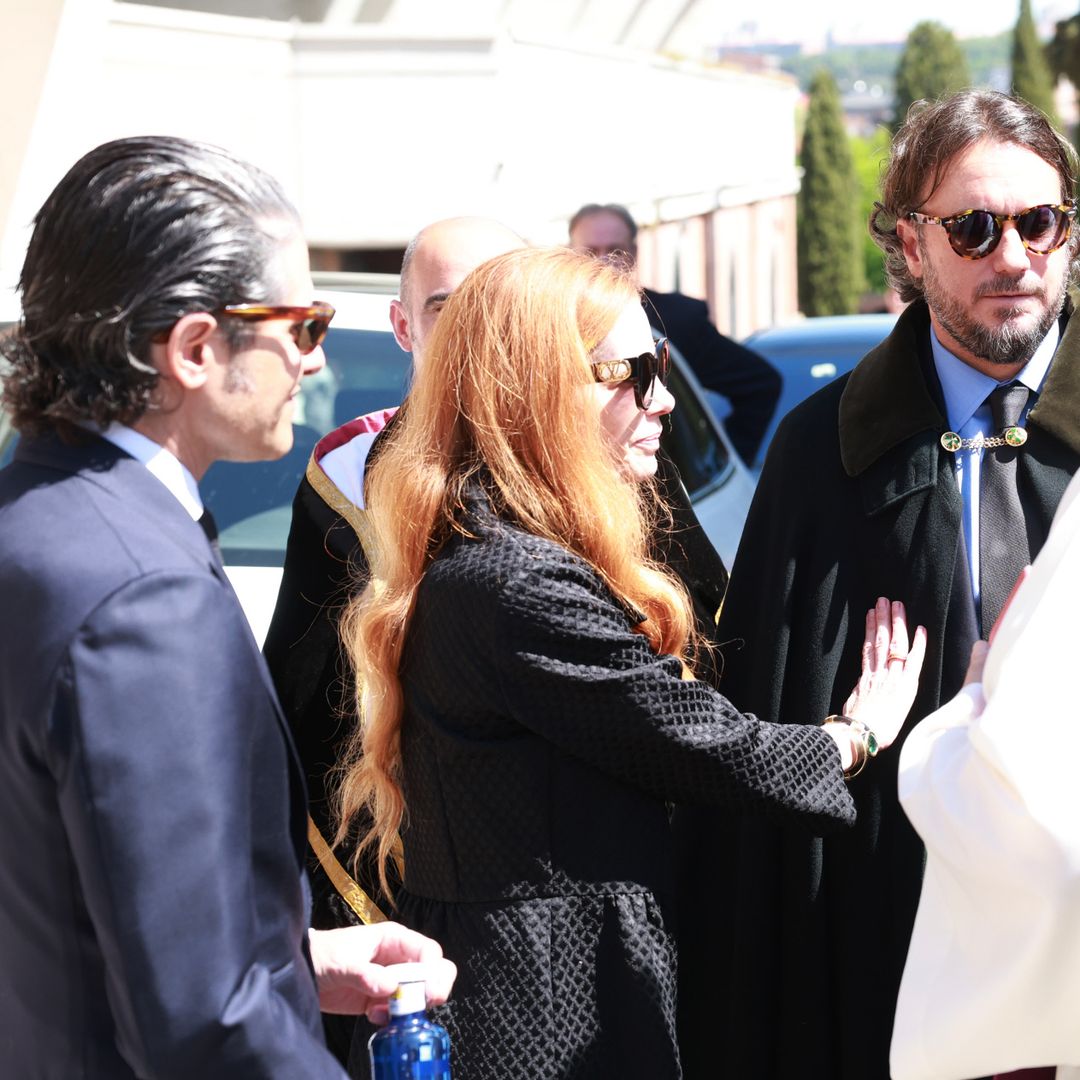 Olivia y Francisco de Borbón dan el último adiós a su padre, el duque de Sevilla, rodeados rostros conocidos
