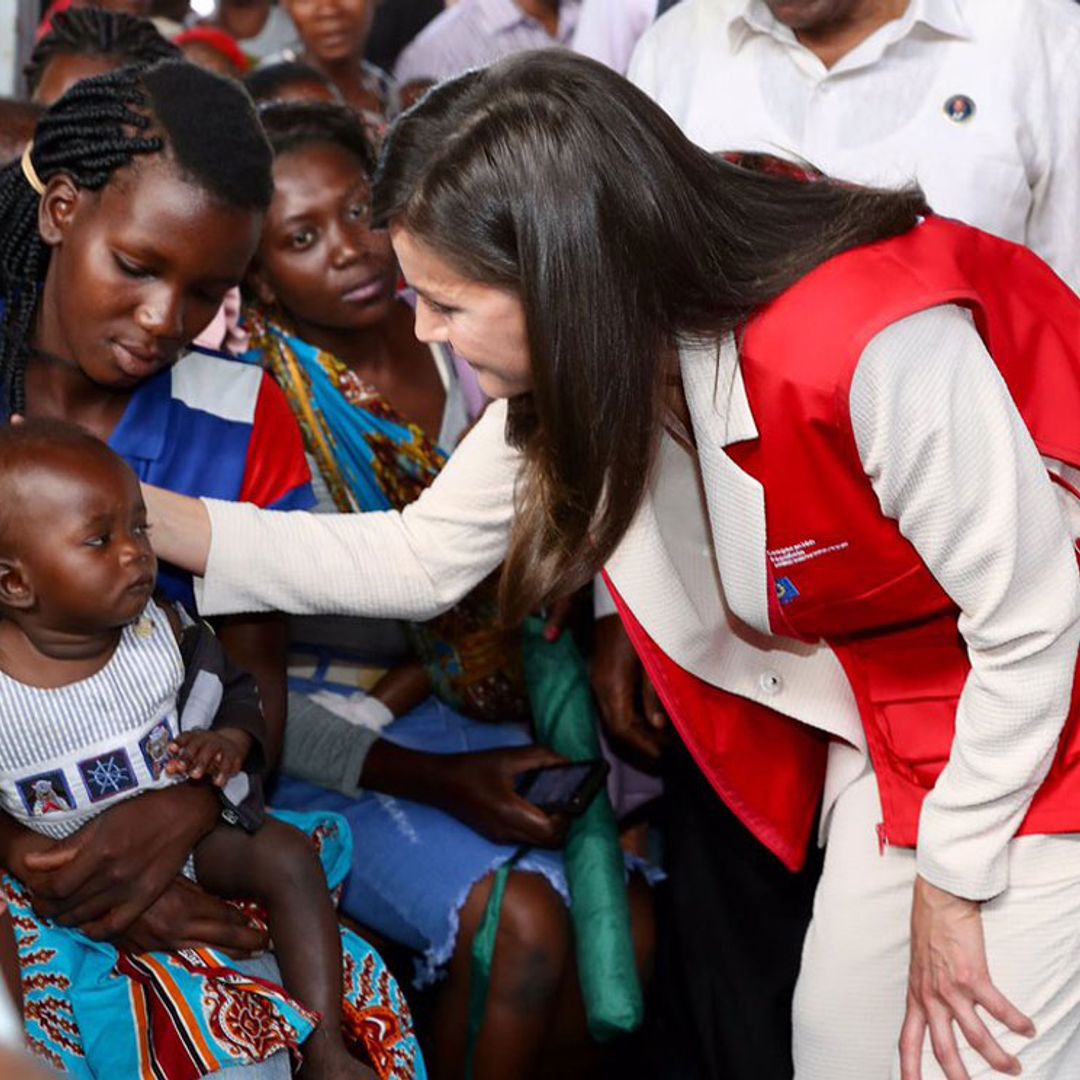 La Reina, con chaleco de cooperante y bata de investigadora en el arranque de su visita