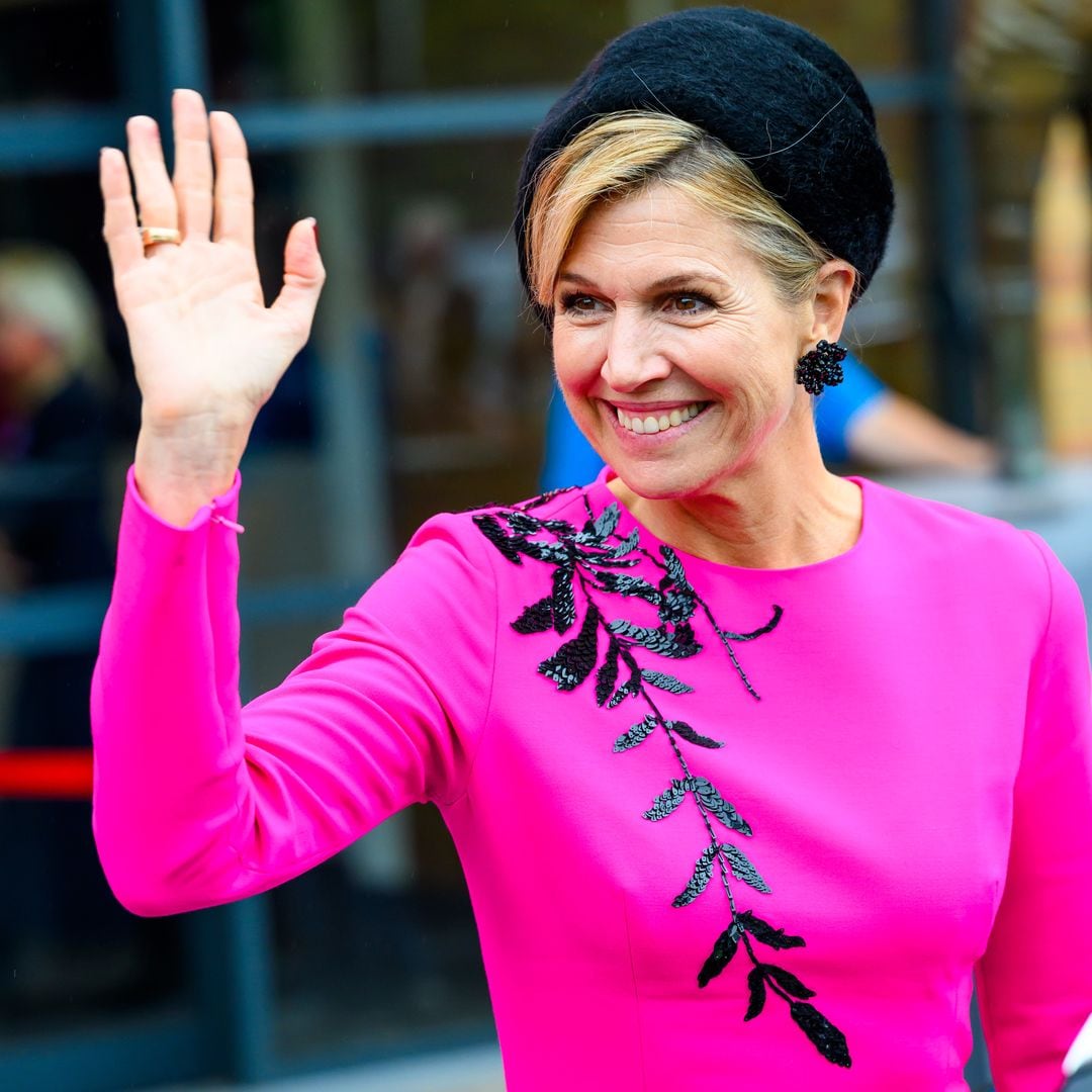 Máxima de Holanda pone color al otoño con un vestido fucsia de Oscar de la Renta que no veíamos desde hace 6 años