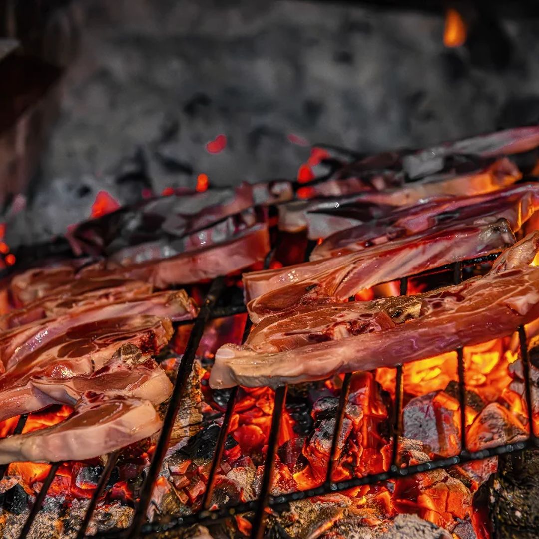 Chuletas de cordero a la brasa,  restaurante del río Tobas, Granada