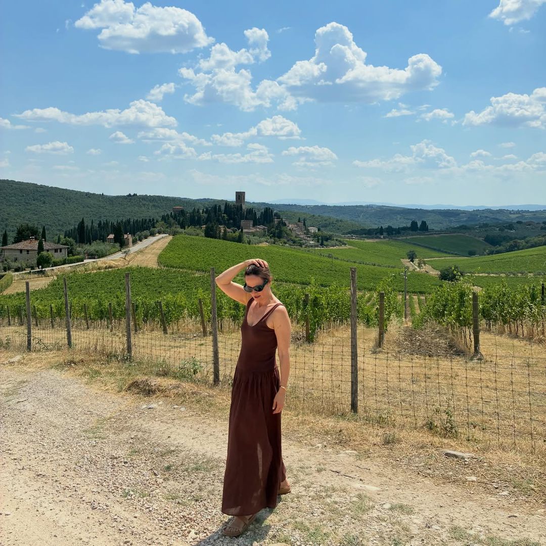 Las fotos de Aitana Sánchez-Gijón bajo el sol de la Toscana tras su escapada a Santander con Maxi Iglesias