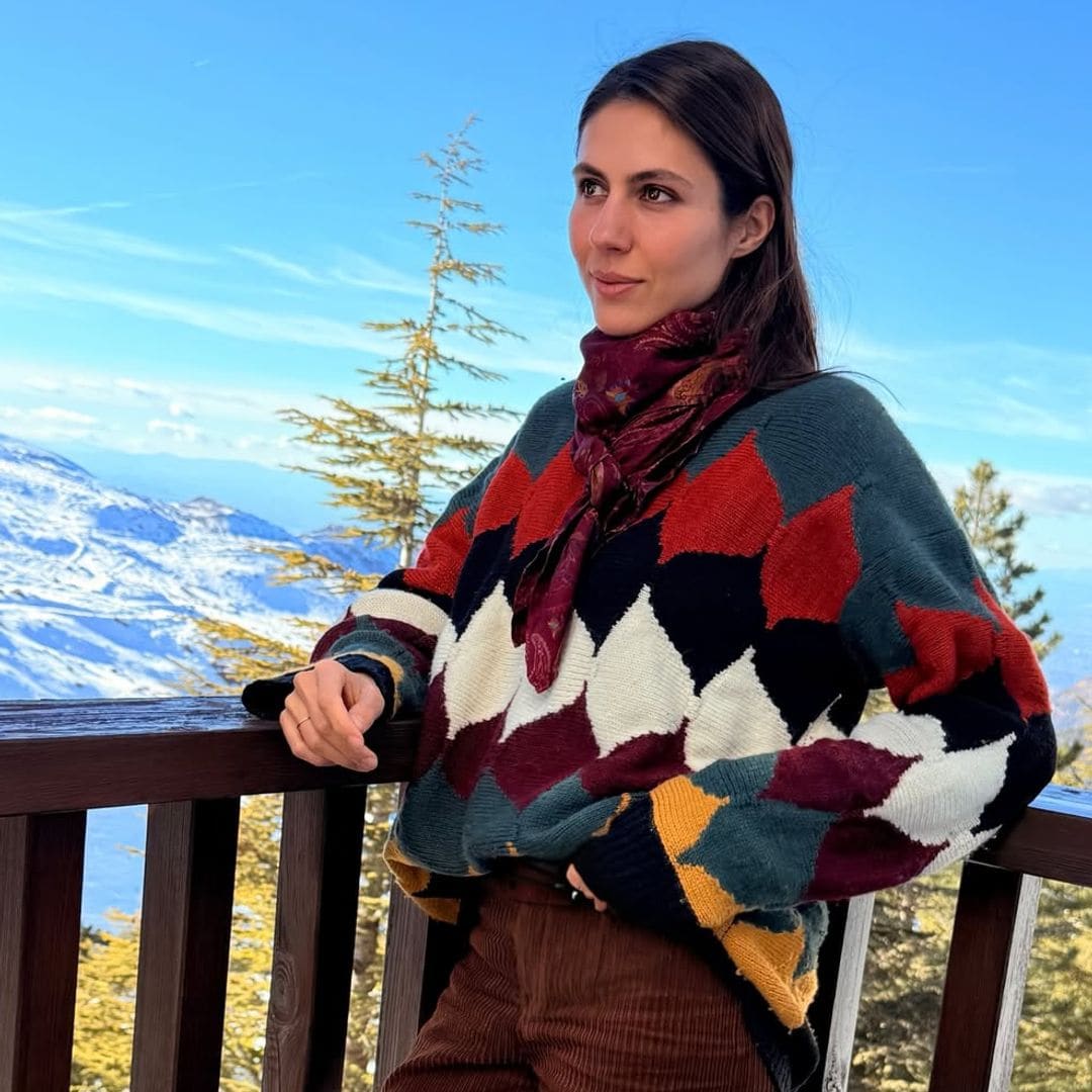 Ana Cristina Portillo se escapa a la nieve con un look retro de pantalón de pana y pañuelo de seda diseñado por ella