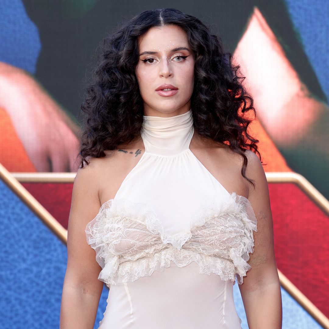 Los 'looks' más impactantes de la alfombra roja: de Karol G a Nathy Peluso