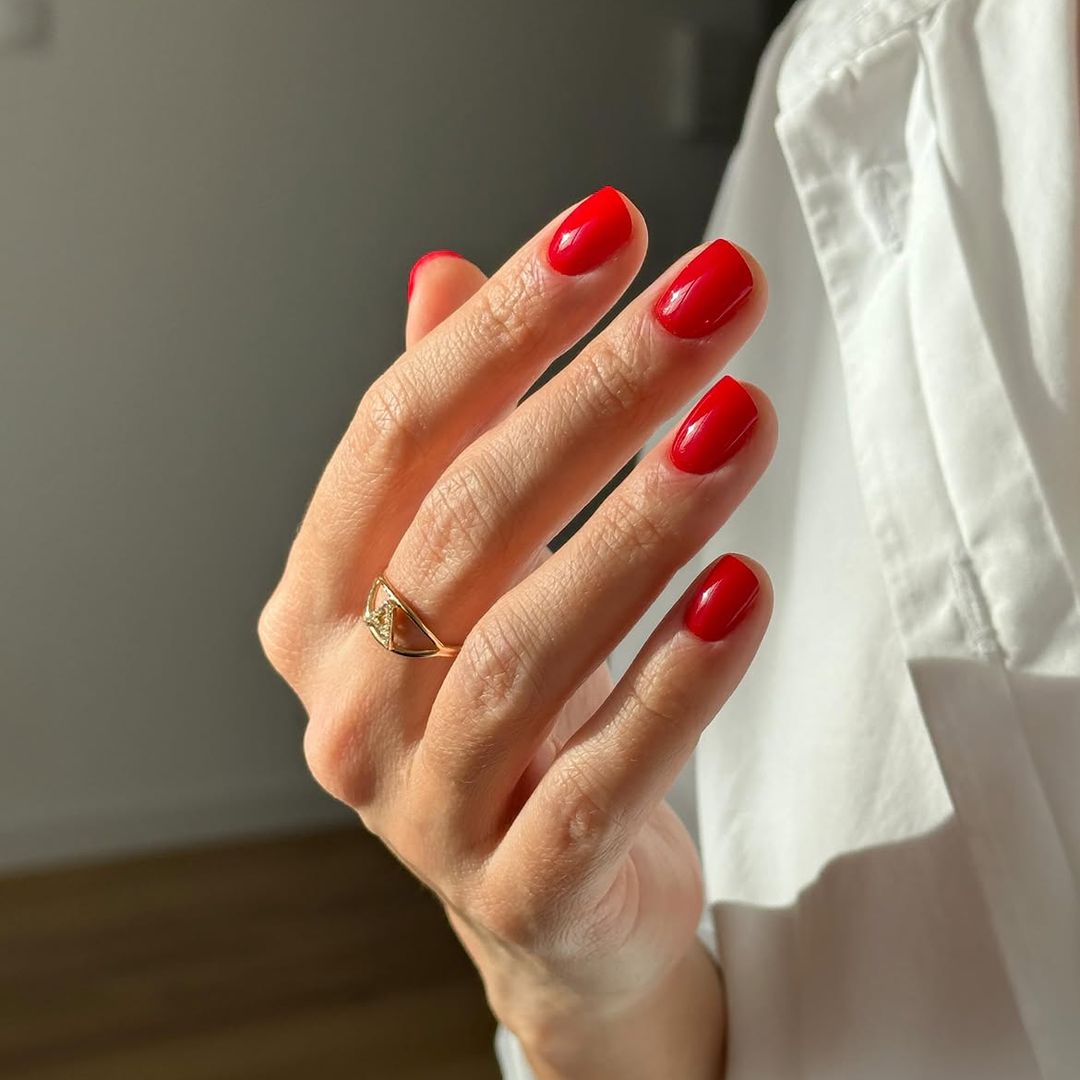 Rojo Ferrari y todos los colores de uñas que nunca fallan en verano