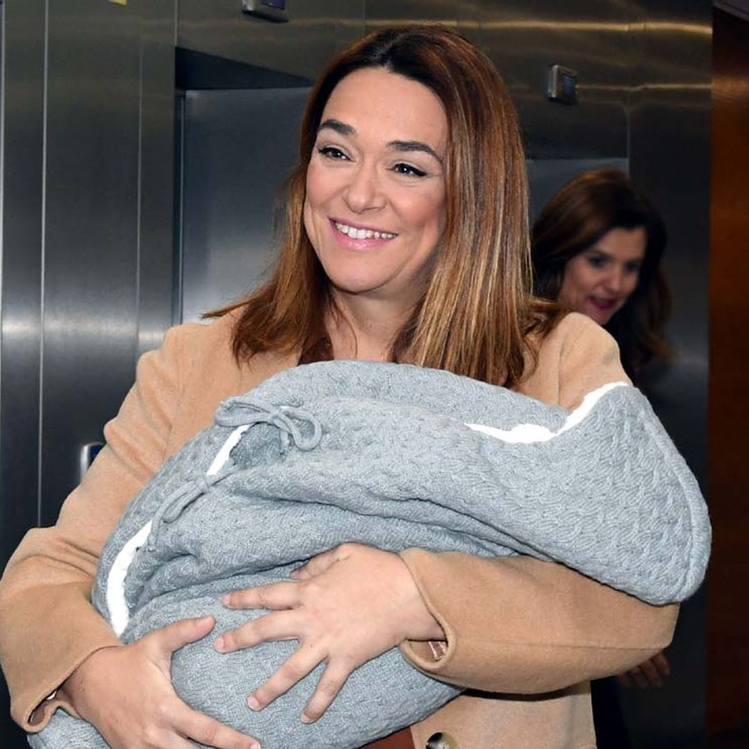 La hija de Toñi Moreno aún no ha cumplido un mes ¡y ya es una futbolera!
