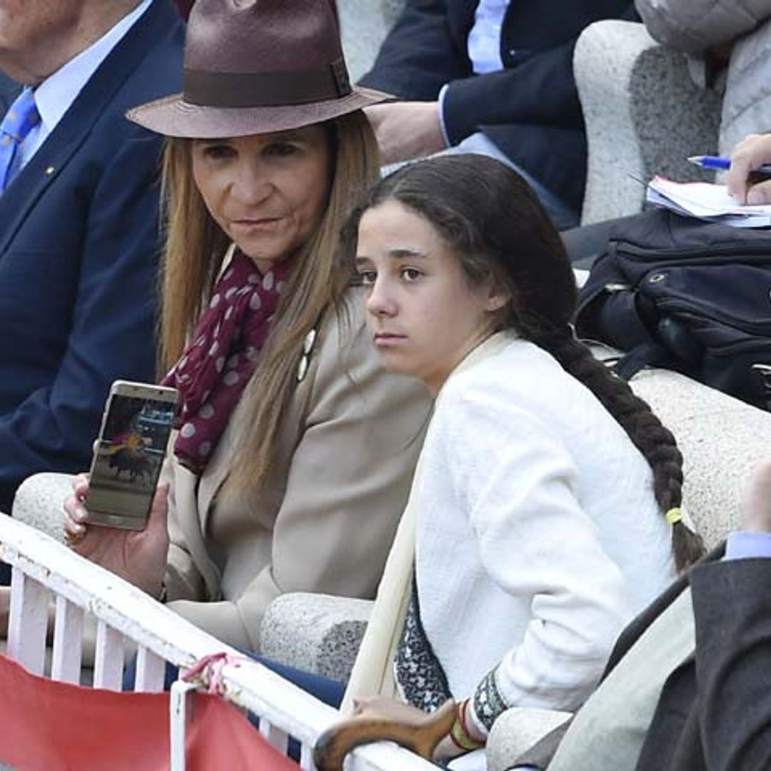El rey Juan Carlos disfruta de una jornada taurina con su hija, la infanta Elena, y su nieta