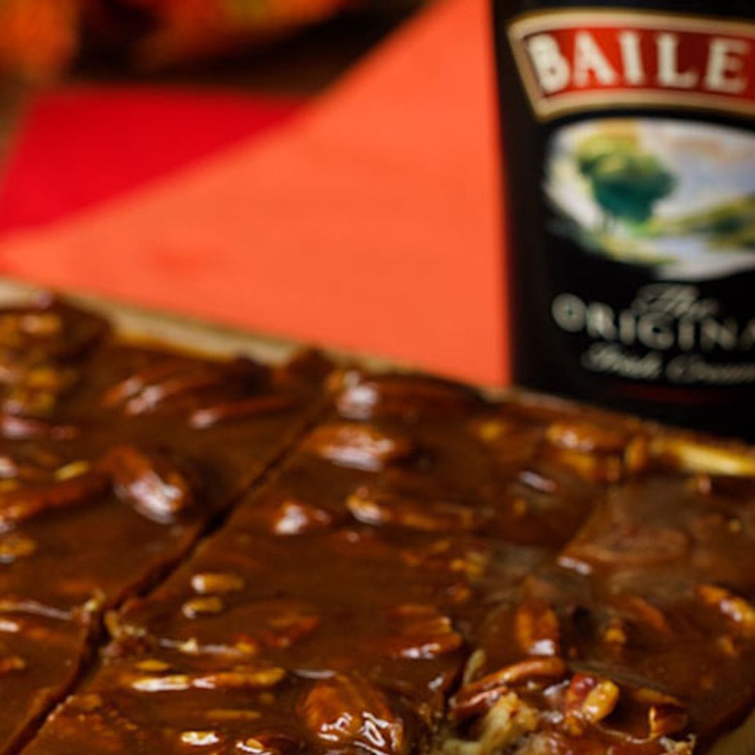 Receta: dale un toque distinto a la tarta de queso con nueces pecanas y Baileys