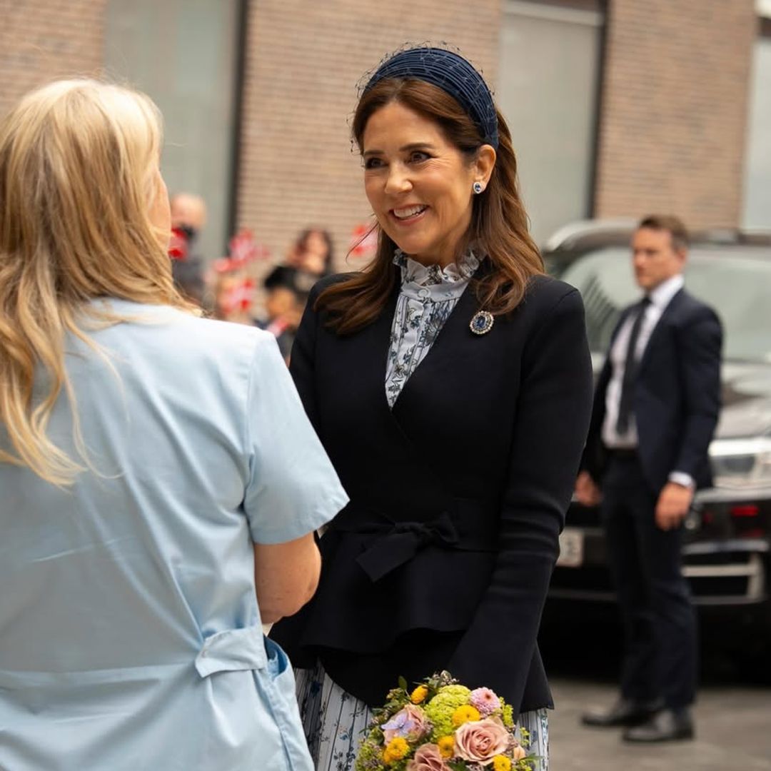 Vestido floral, americana y diadema 'vintage': Mary de Dinamarca firma el look de entretiempo perfecto con joyas históricas