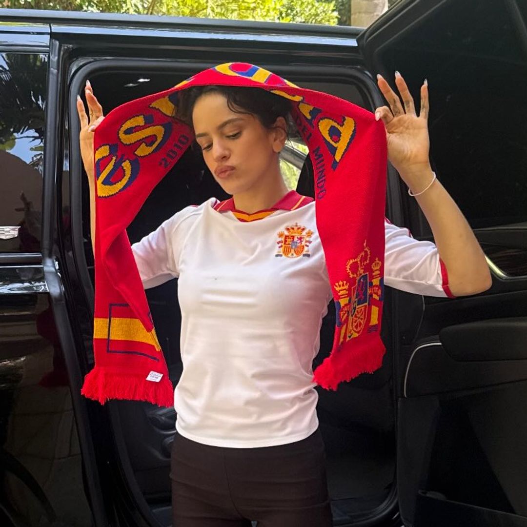 El momentazo de Rosalía dándolo todo a ritmo de 'Despechá' para celebrar los goles de España