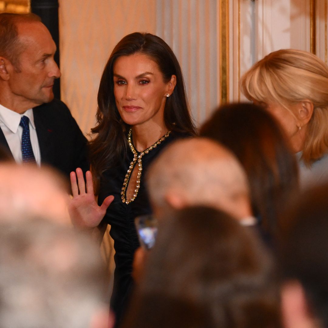 La reina Letizia, refinada elegancia con guiño a Francia para despedir a Emmanuel y Brigitte Macron: un vestido negro con escote lágrima de pedrería