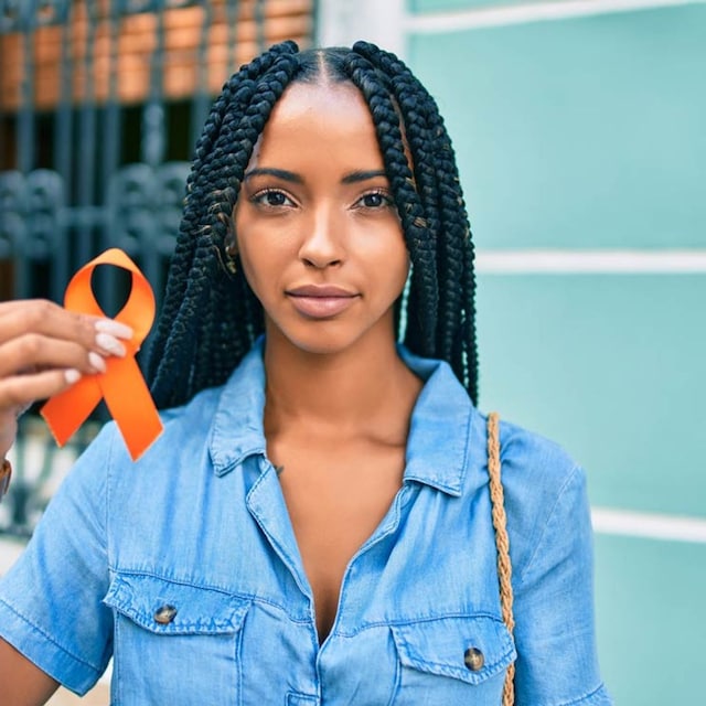 mujer lazo naranja