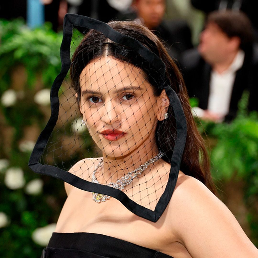 La elegancia de Rosalía con un acertado dos piezas francés y tocado 'royal' en la MET Gala 2024