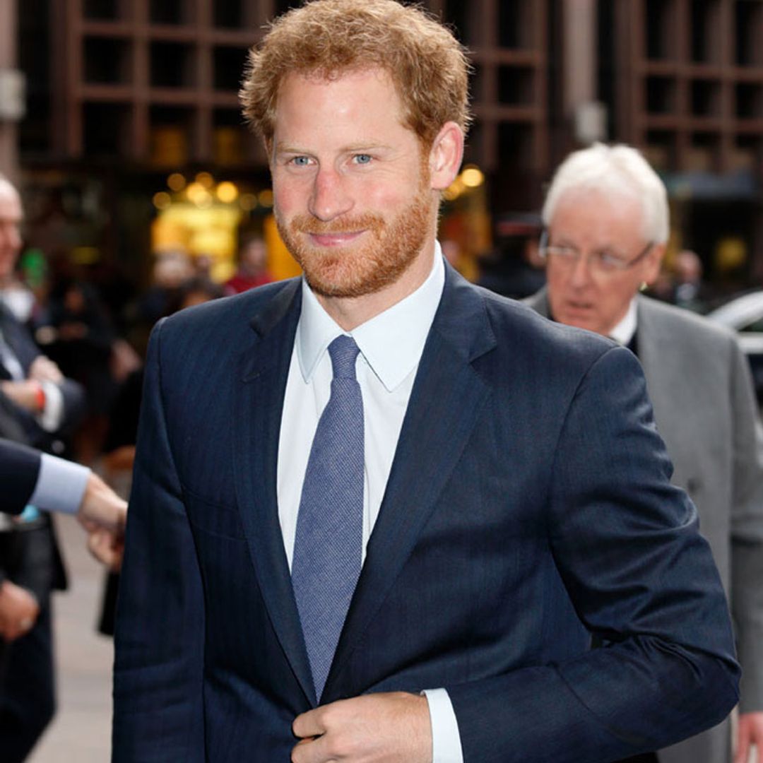 Harry de Inglaterra, Príncipe 'encantador' bajo una torrencial lluvia de besos en Sídney