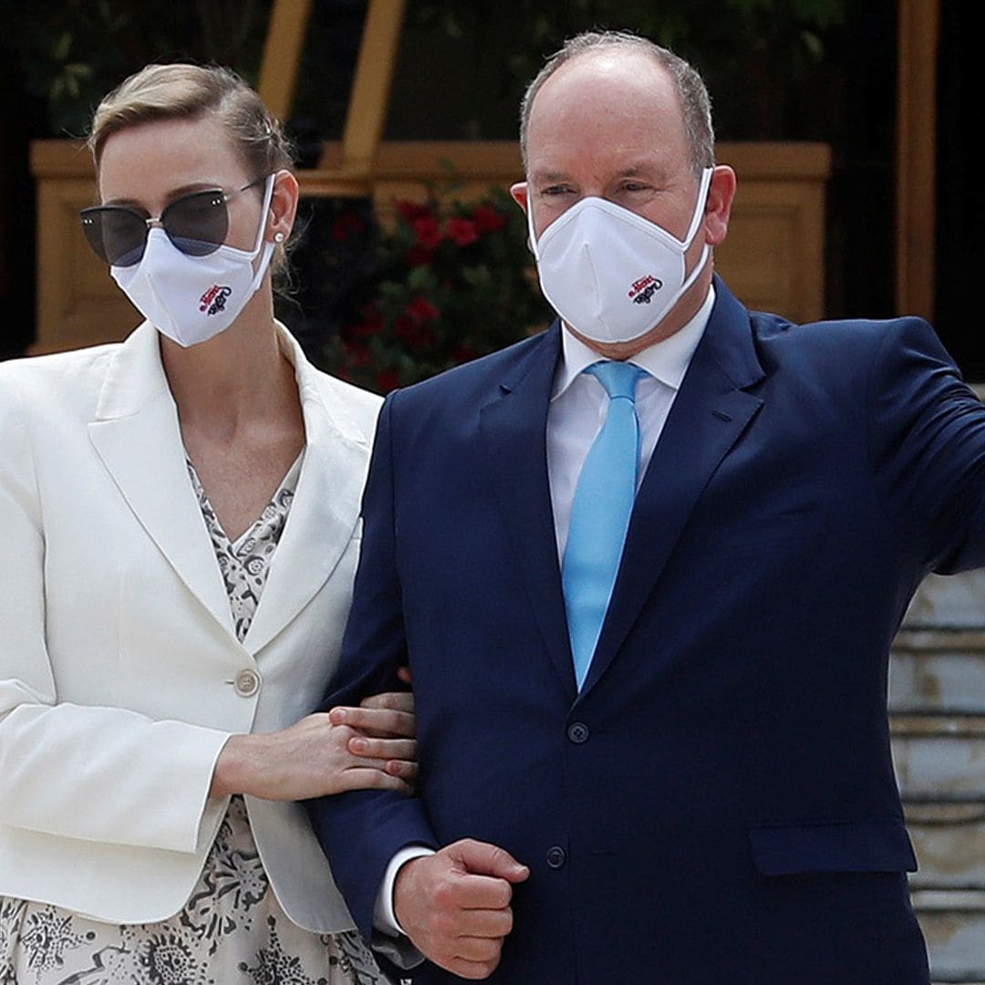 Charlene de Mónaco, muy pendiente de su marido en un acto que ha reunido a buena parte de la Familia Real