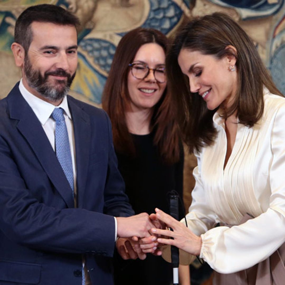 El espontáneo y cariñoso gesto de la reina Letizia en su reunión con personas sordociegas
