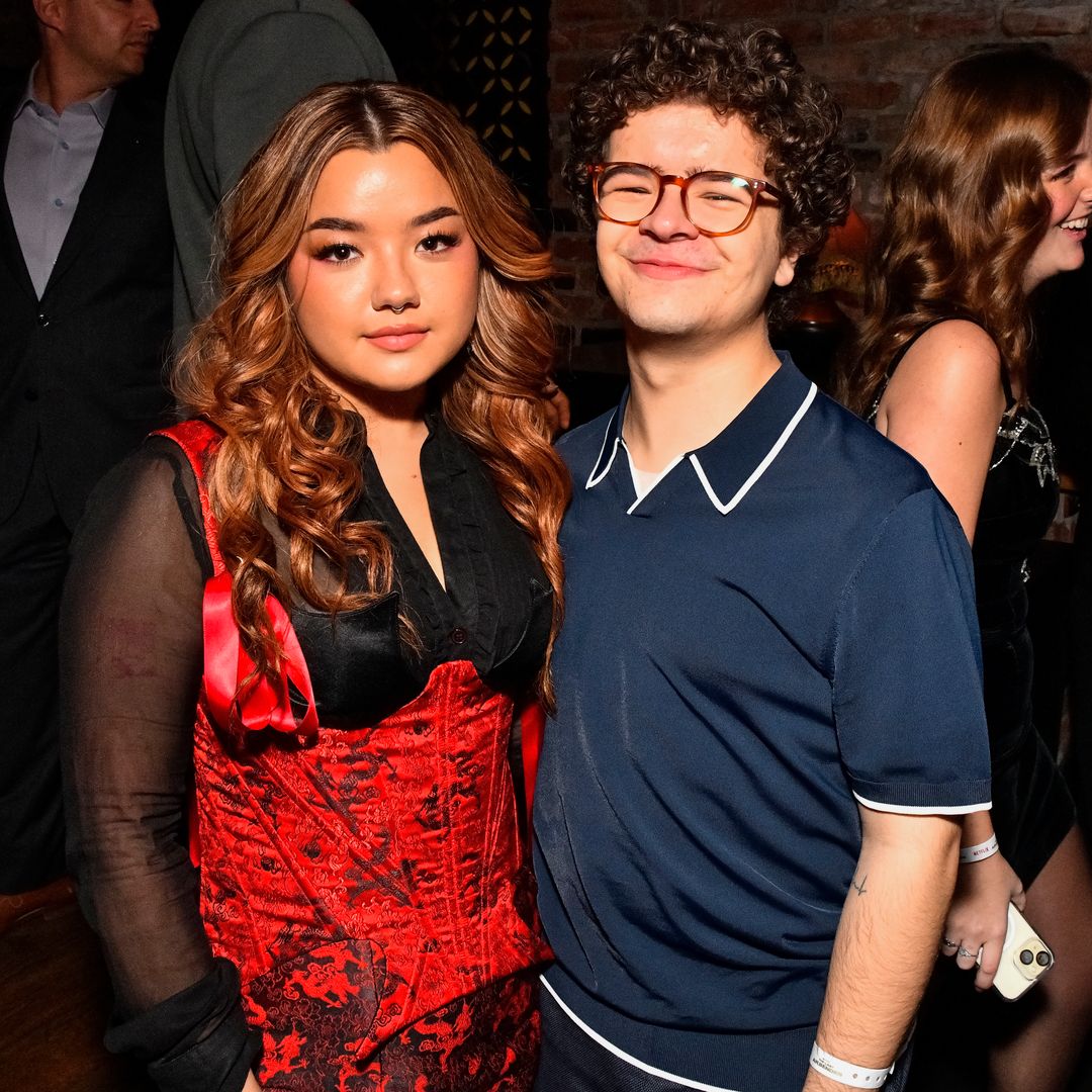 Gaten Matarazzo con su novia Elizabeth Yu