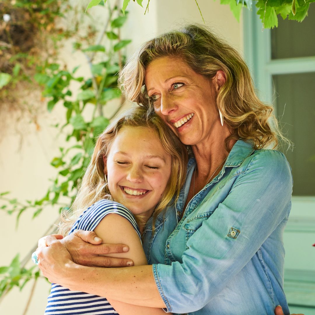 Por qué chocan una madre en la menopausia y su hijo adolescente, según la psicología: “Él pierde la infancia y a los padres idealizados. Ella, al niño que la necesitaba”