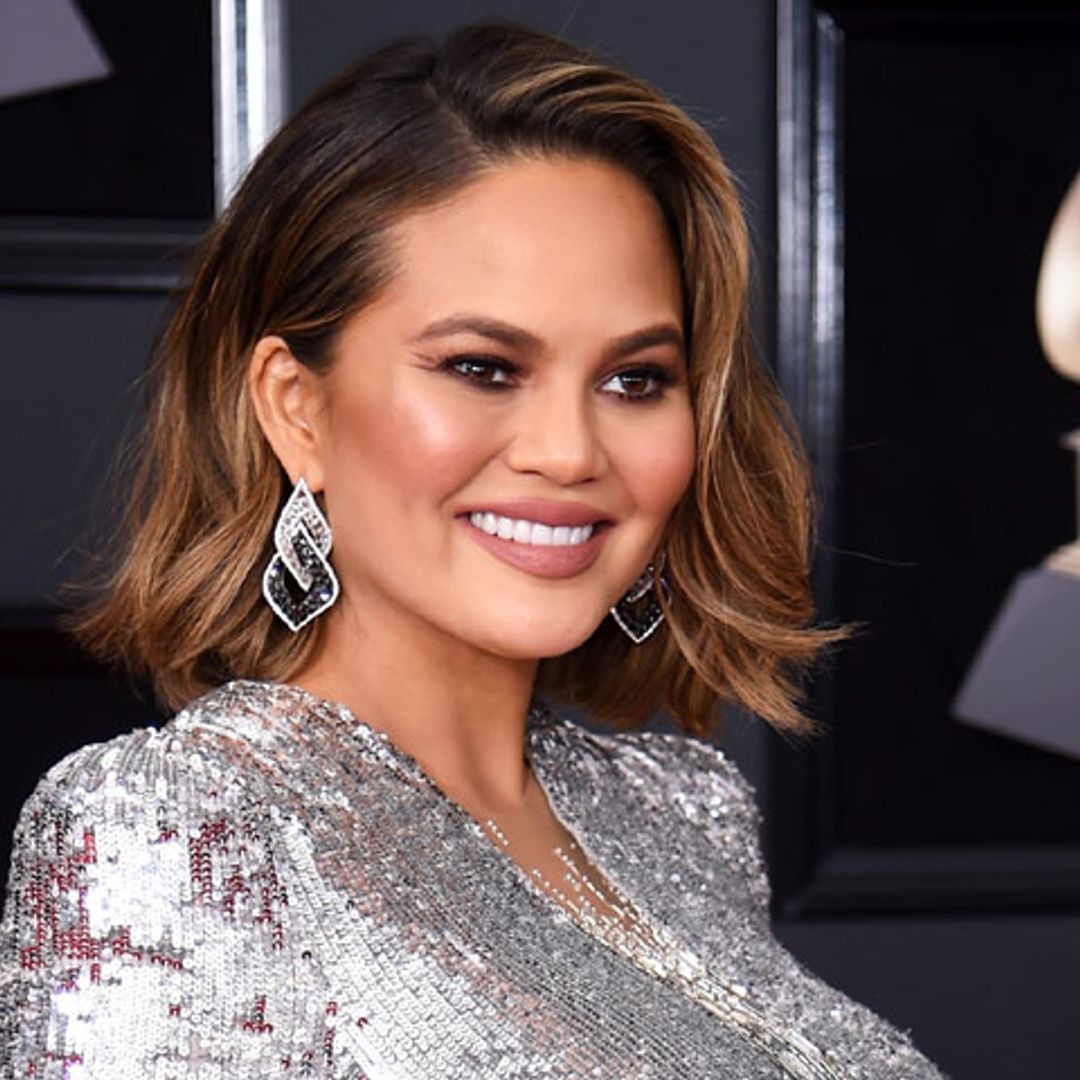 Solo necesitas 3 pasos para conseguir las ondas de Chrissy Teigen en los Grammy