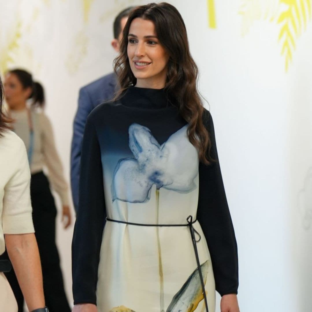 Rajwa de Jordania, digna sucesora de Rania con un vestido de estampado acuarela y bolso arrugado en Londres
