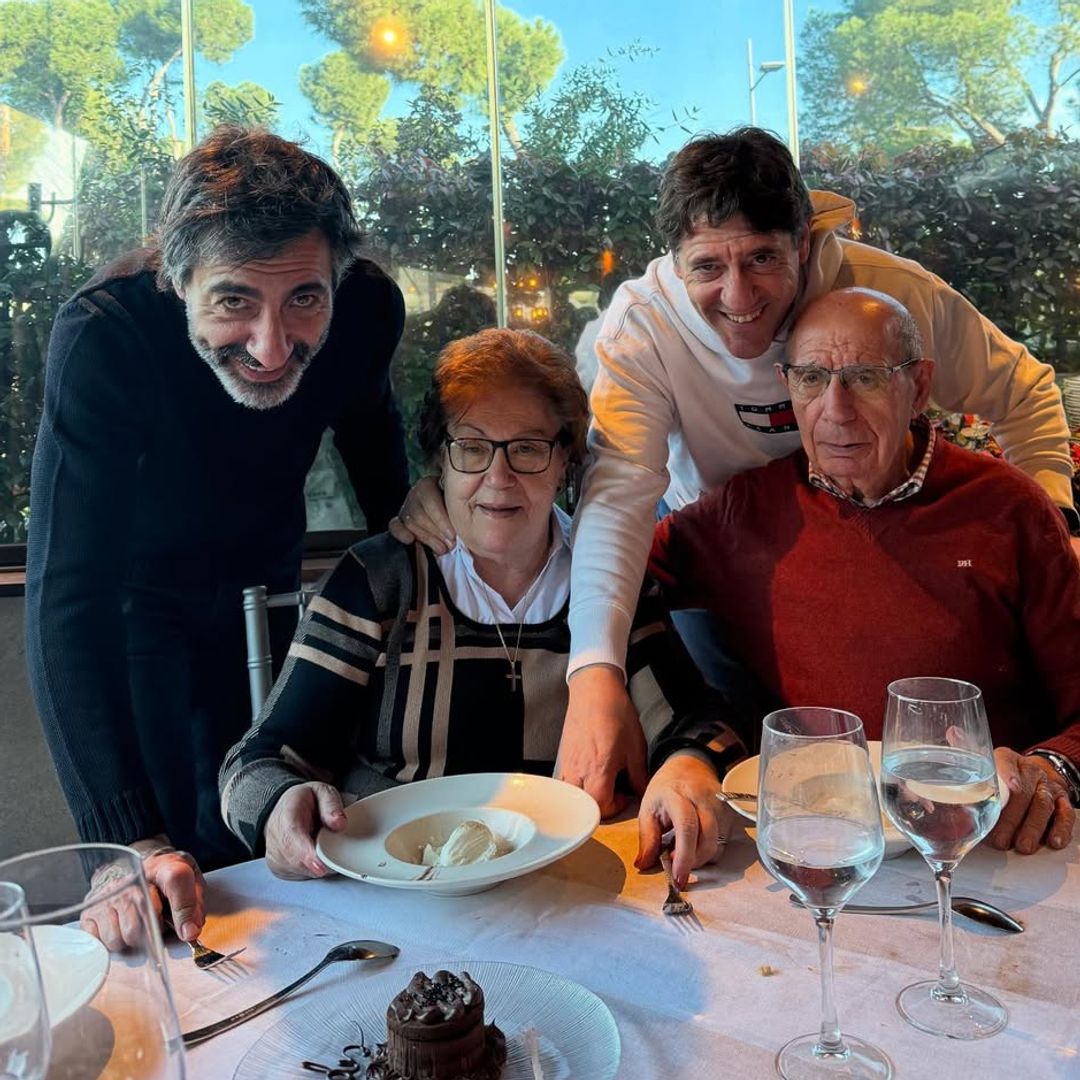 Juan del Val con sus padres y su hermano