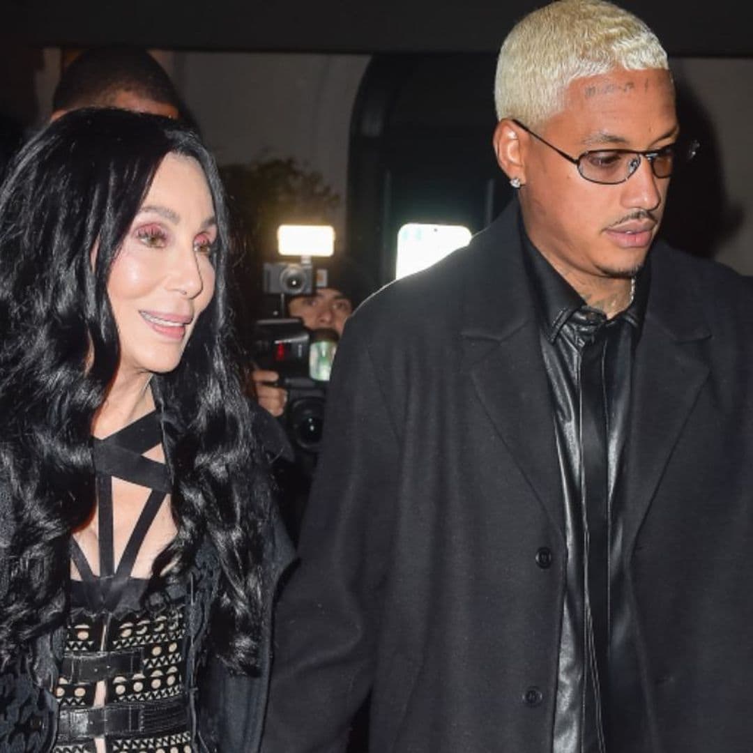 Cher encuentra en Alexander Edwards, 40 años menor que ella, la forma de 'aliviar el dolor' en pleno duelo