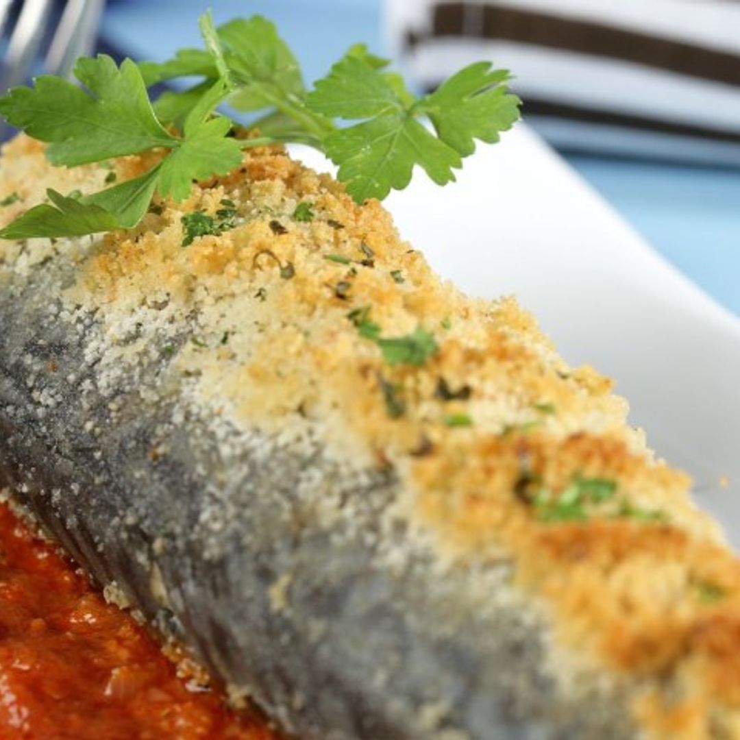 Chicharro asado con salsa de tomate