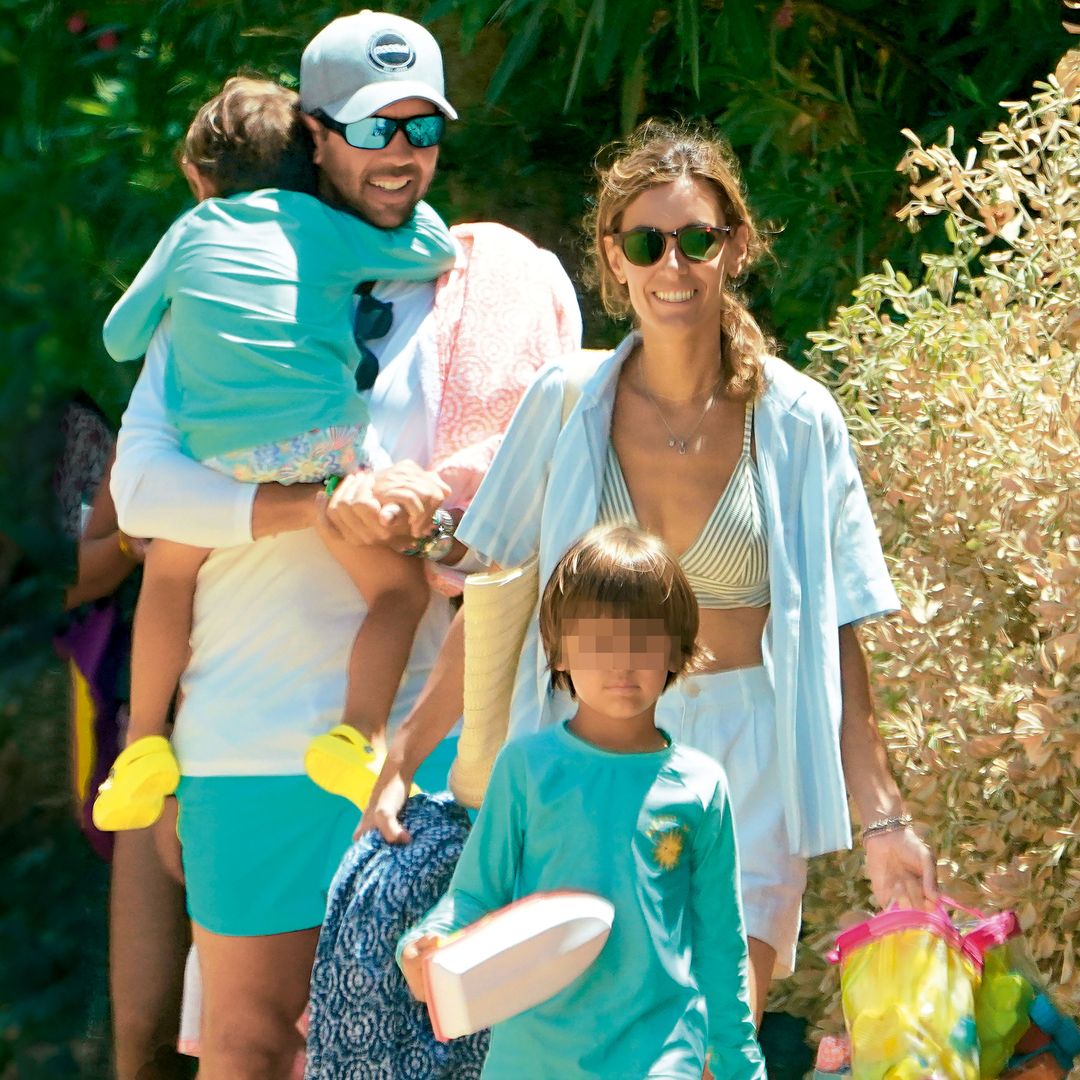 Ana Boyer y su equilibrio perfecto entre el 'chic' y el caos: las fotos con sus niños en su escapada a Sotogrande