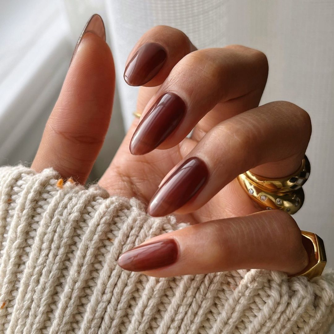 Manicura en color marrón