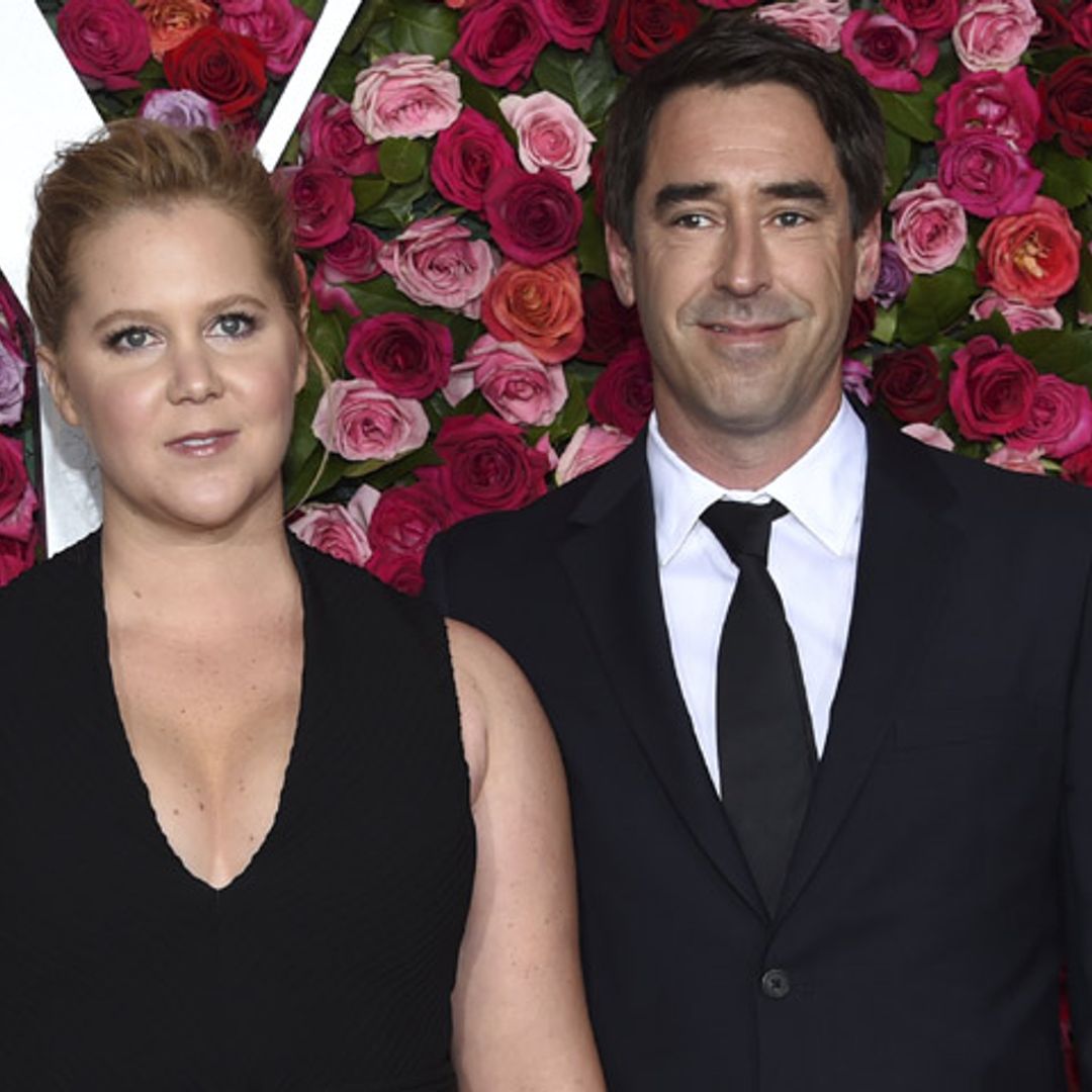 La actriz Amy Schumer 'se hace un Meghan Markle' para anunciar su embarazo