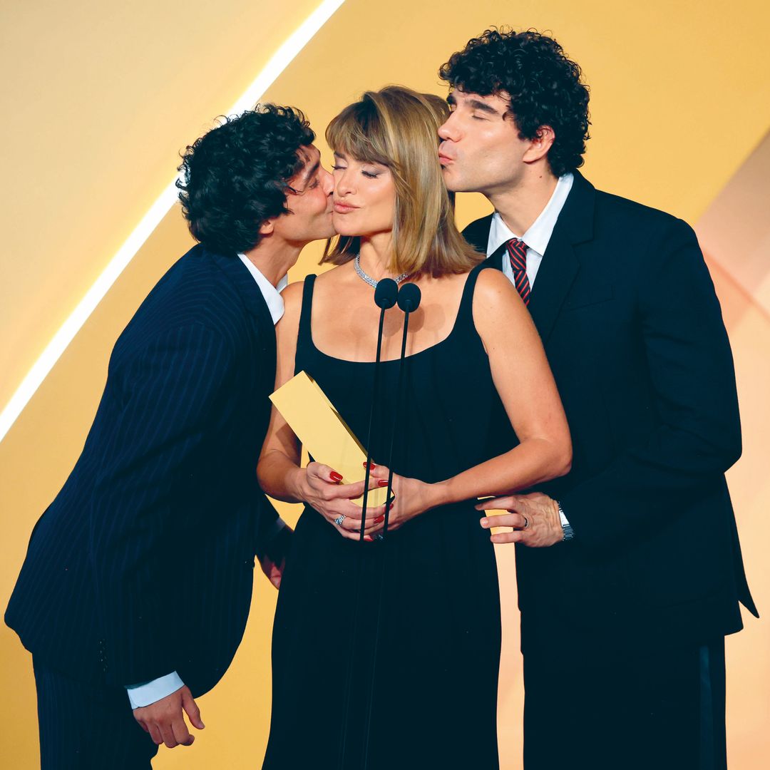 La actriz recibiendo, de manos de los Javis, directores de 'La bola negra', el Premio Homenaje Especial en el Festival Internacional de Cine de Toronto