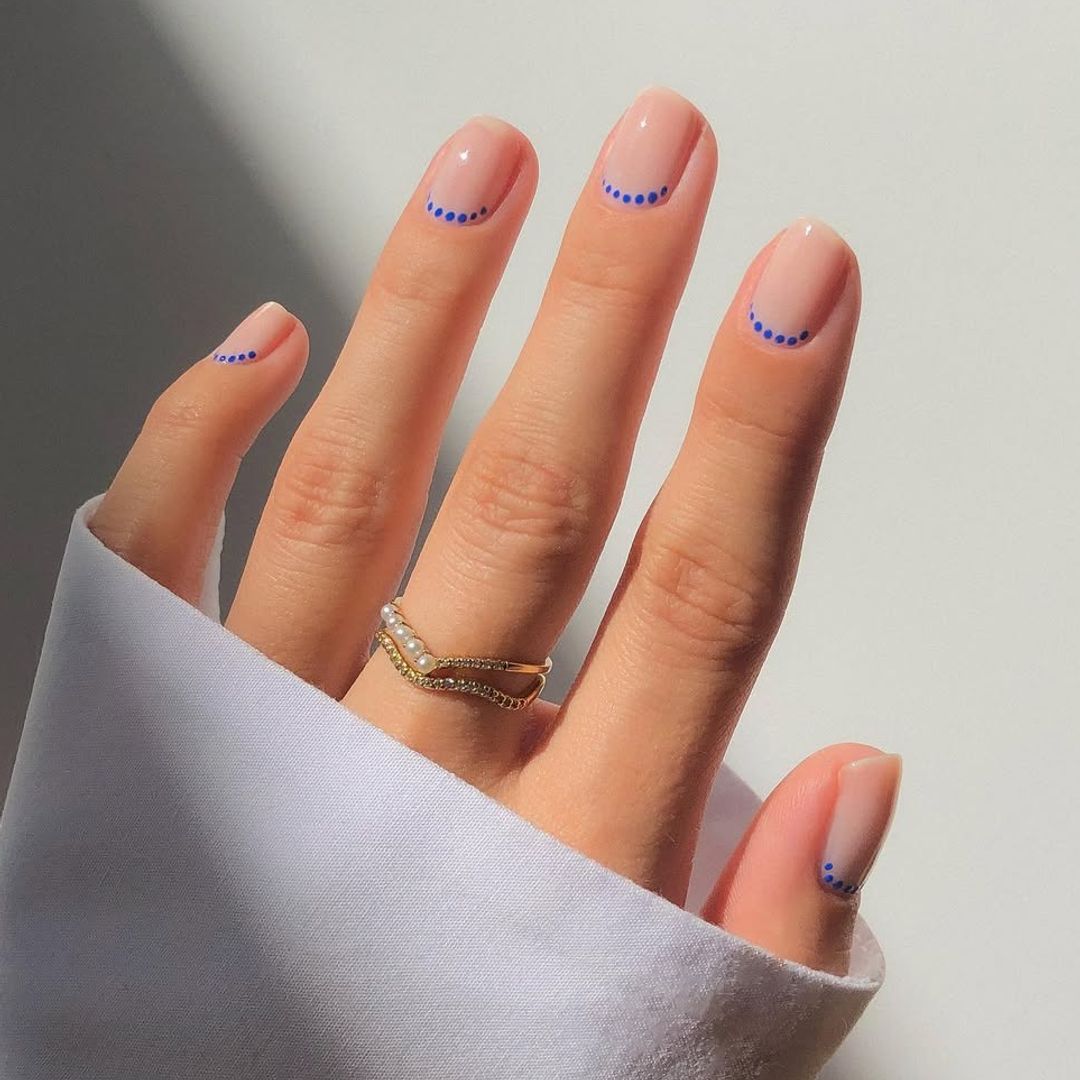 Manicura francesa invertida: el giro más 'chic' del diseño de uñas clásico que no pararás de ver esta temporada