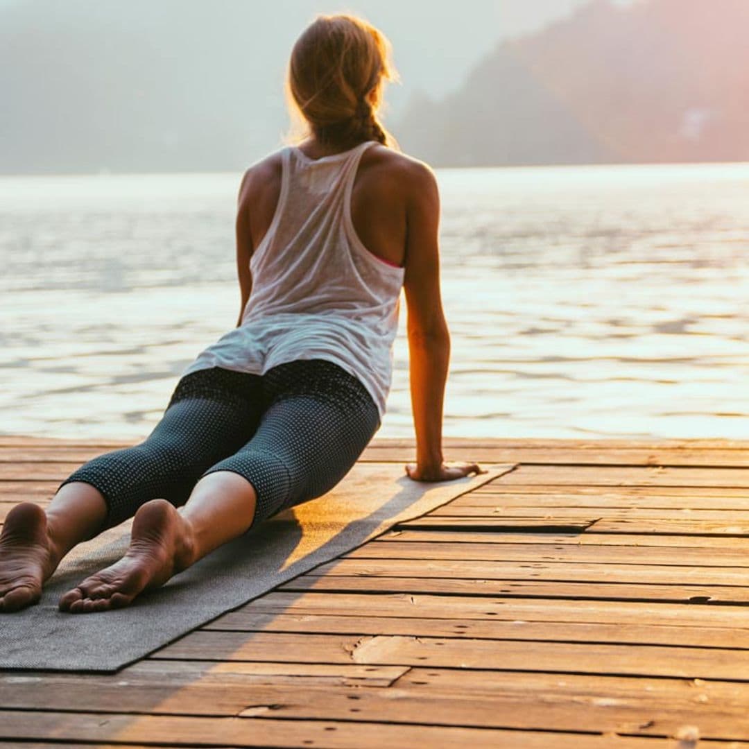 Las posturas de yoga que te ayudan a tonificar tu cuerpo para el verano