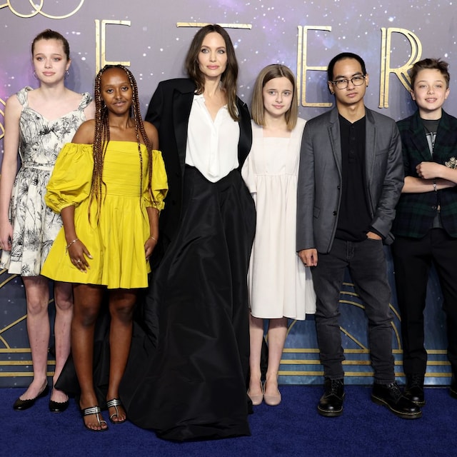 (De izq. a der.) Shiloh Jolie-Pitt, Zahara Jolie-Pitt, Angelina Jolie, Vivienne Jolie-Pitt, Maddox Jolie-Pitt y Knox Jolie-Pitt en la premier 'Eternals' en el BFI IMAX Waterloo en octubre de 2021 en Londres