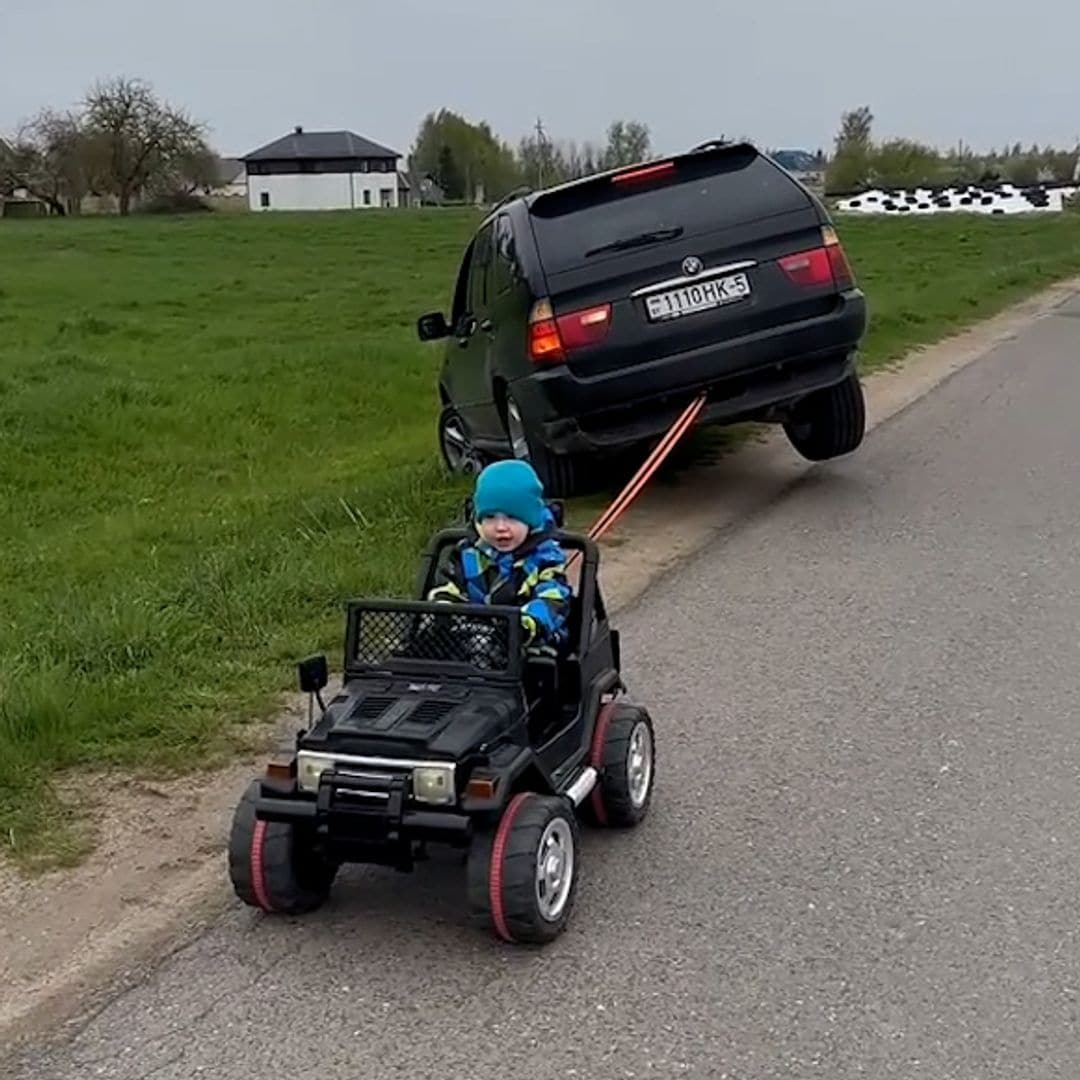 La emoción de un niño al 'ayudar' a su padre a sacar el coche de la cuneta que nos ha encantado