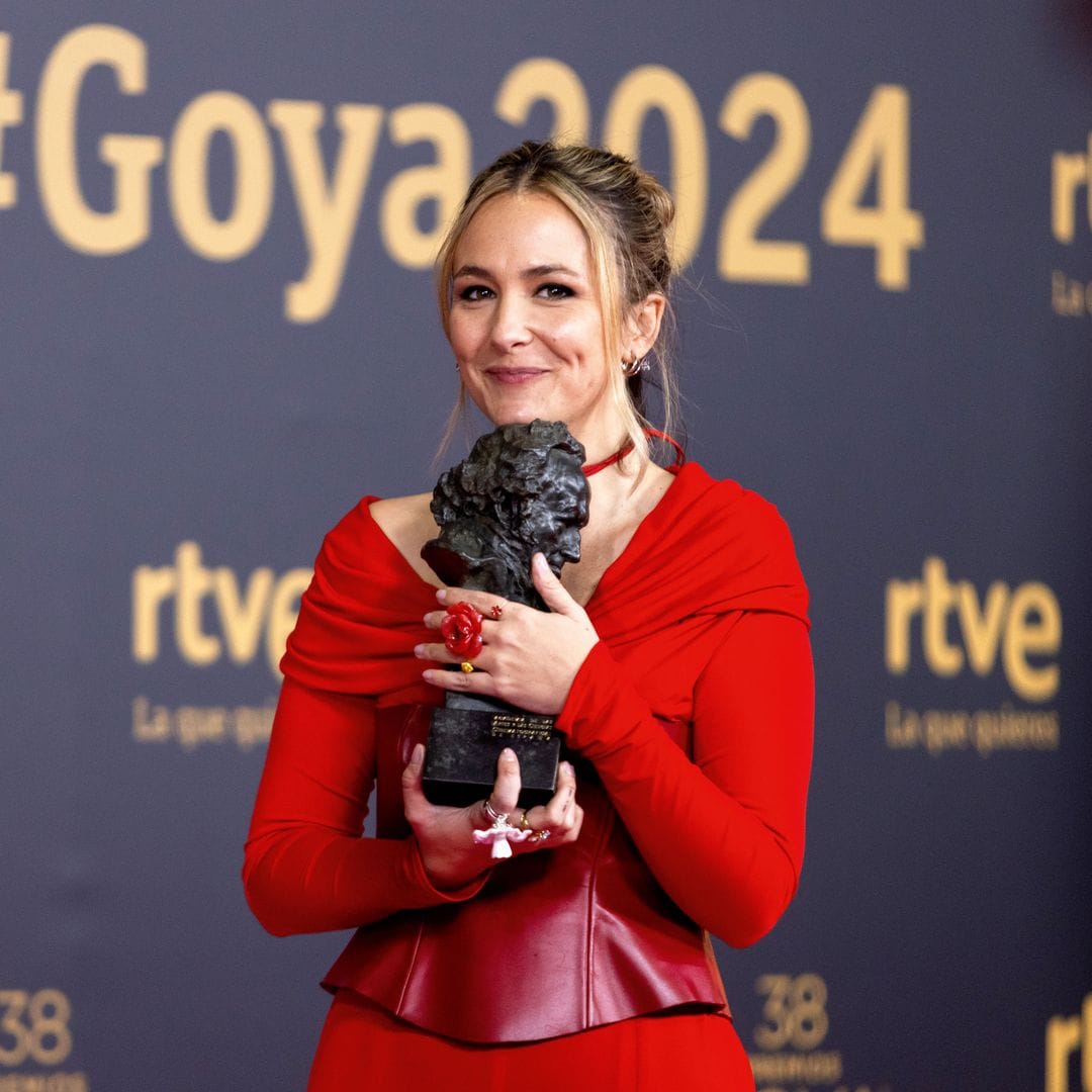 Con su goya a la mejor canción original por "Yo solo quiero amor"