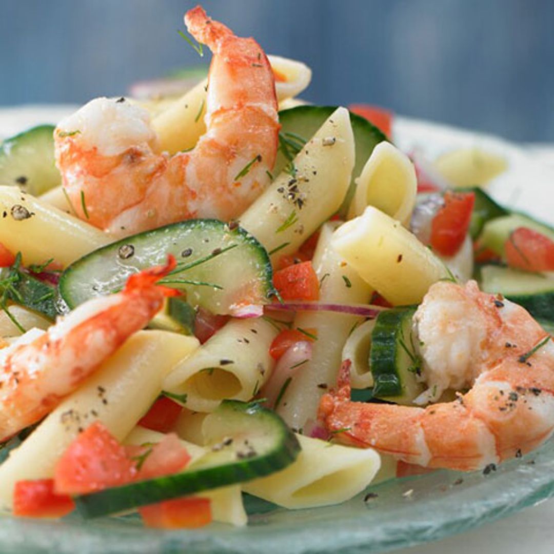 Ensalada de macarrones con gambas y pepino al eneldo